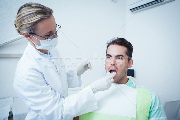 商業照片: 女 · 牙科醫生 · 檢查 · 牙齒 · 牙醫 · 椅子