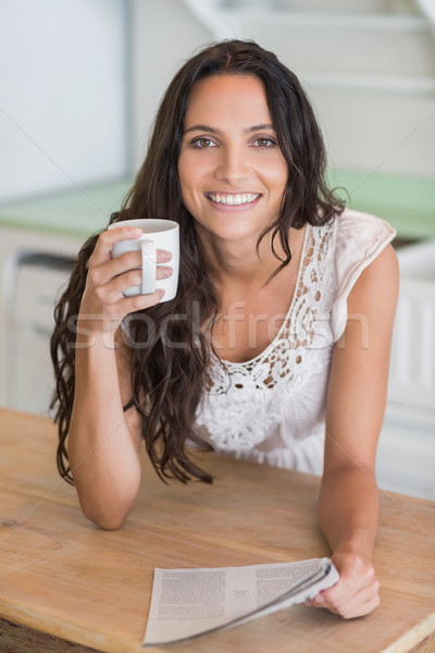 Foto stock: Bastante · morena · lectura · periódico · taza · cocina