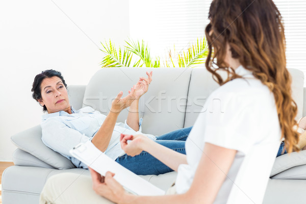 Terapeuta hallgat beteg jegyzetel fehér stressz Stock fotó © wavebreak_media