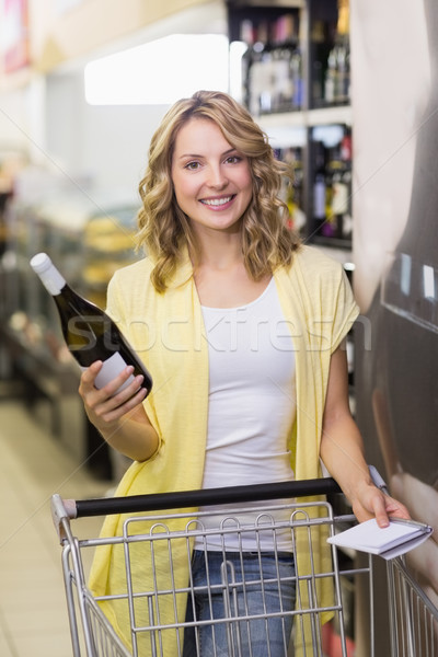 Portret uśmiechnięty dość notatnika butelkę wina Zdjęcia stock © wavebreak_media