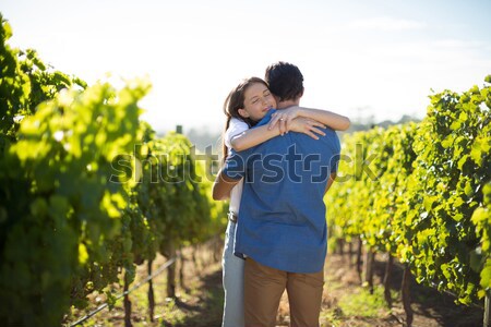 Jóvenes feliz Pareja caminando lado tomados de las manos Foto stock © wavebreak_media