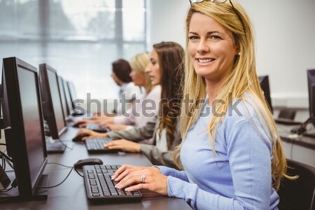 Stockfoto: Zakenvrouw · schrijven · merkt · kantoor · portret · glimlachend