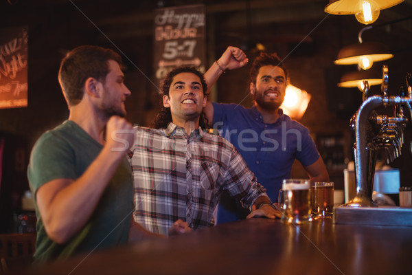 Groep mannelijke vrienden kijken voetbal wedstrijd Stockfoto © wavebreak_media
