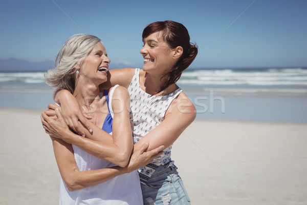 Feliz mujer madre pie playa Foto stock © wavebreak_media