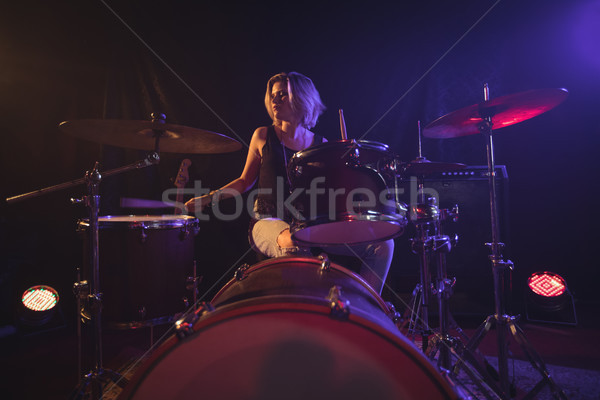 Vrouwelijke trommelaar spelen trommel uitrusting verlicht Stockfoto © wavebreak_media
