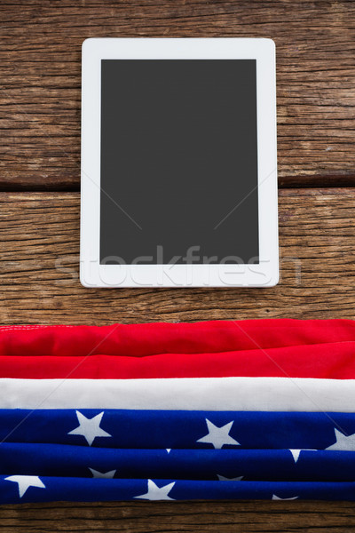 美國國旗 數字 片劑 木桌 背景 商業照片 © wavebreak_media