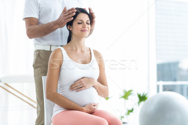 Kobieta w ciąży głowie masażu masażysta domu ciało Zdjęcia stock © wavebreak_media