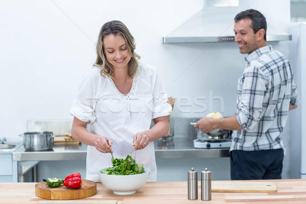 Terhes pár konyha saláta nő ház Stock fotó © wavebreak_media