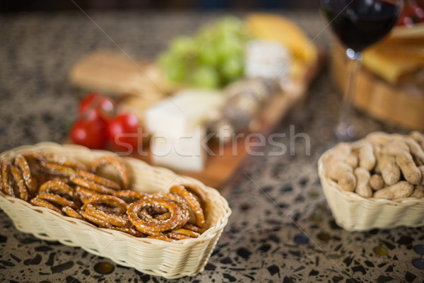 Sticlă de vin alimente bar sticlă pâine brânză Imagine de stoc © wavebreak_media