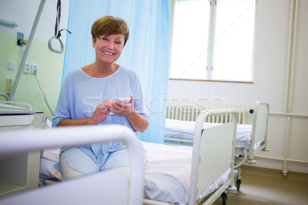 Portré mosolyog idős beteg mobiltelefon nő Stock fotó © wavebreak_media