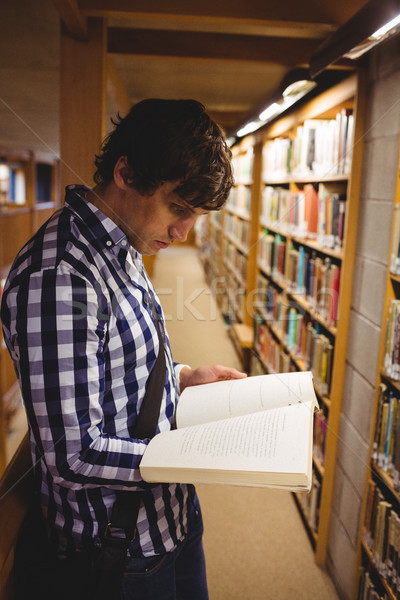 Student czytania książki kolegium biblioteki zagęszczony Zdjęcia stock © wavebreak_media