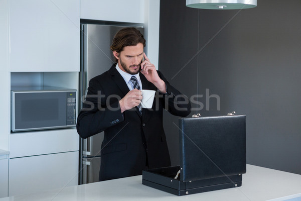 бизнесмен говорить мобильного телефона кухне домой человека Сток-фото © wavebreak_media