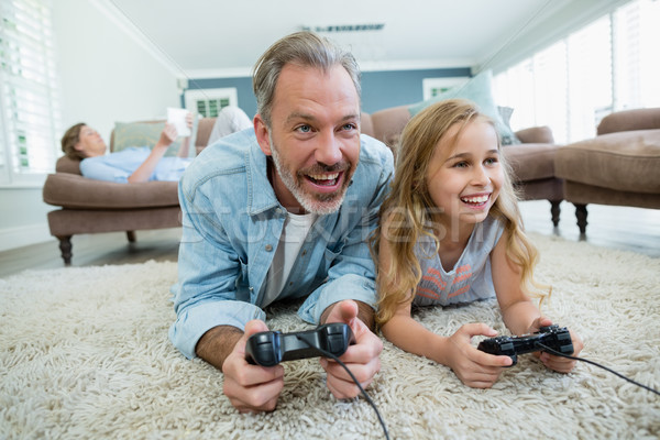 Heureux père fille jouer jeu vidéo étage [[stock_photo]] © wavebreak_media