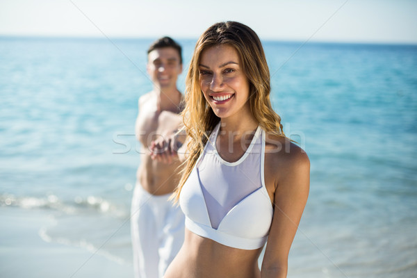 Donna fidanzato mano shore spiaggia Foto d'archivio © wavebreak_media