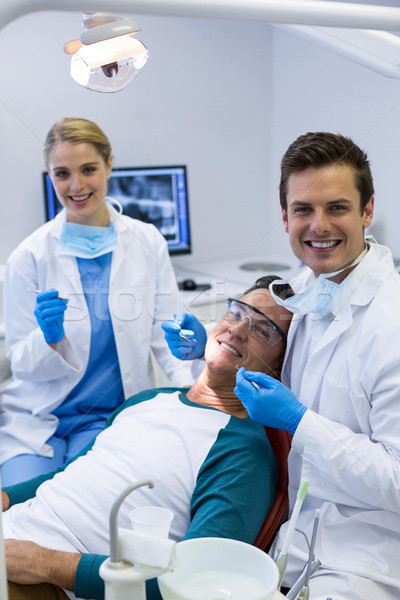 Foto stock: Retrato · dentistas · examinar · masculina · paciente · herramientas