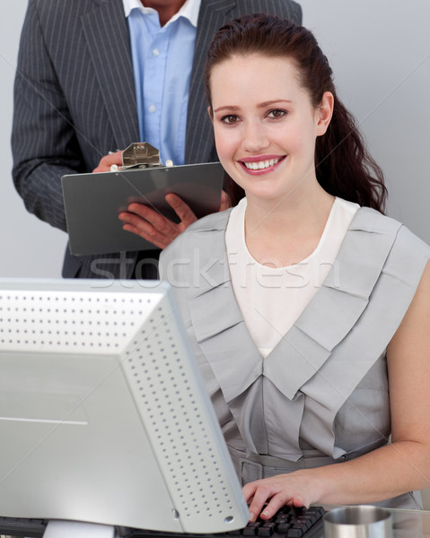 Stockfoto: Glimlachend · jonge · zakenvrouw · werken · computer · kantoor