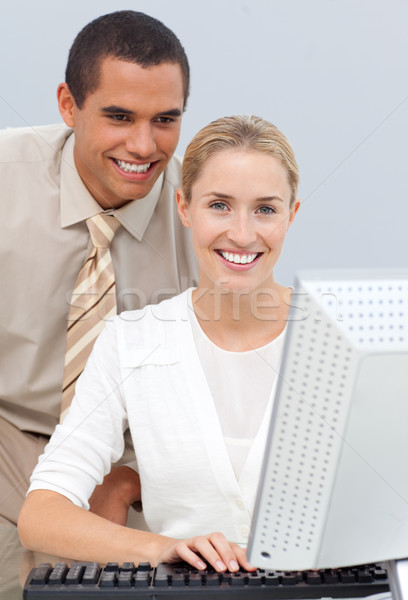 Positivo gerente ayudar mujer de negocios ordenador oficina Foto stock © wavebreak_media