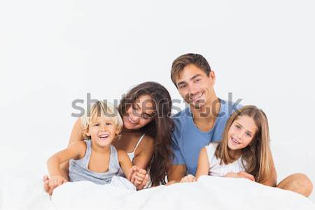 Portret fericit de familie şedinţei pat acasă familie Imagine de stoc © wavebreak_media