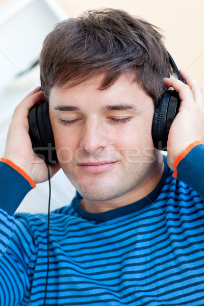 Portret człowiek słuchania muzyki Zdjęcia stock © wavebreak_media