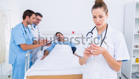 Asistentă tensiune arteriala pacient femeie medic Imagine de stoc © wavebreak_media
