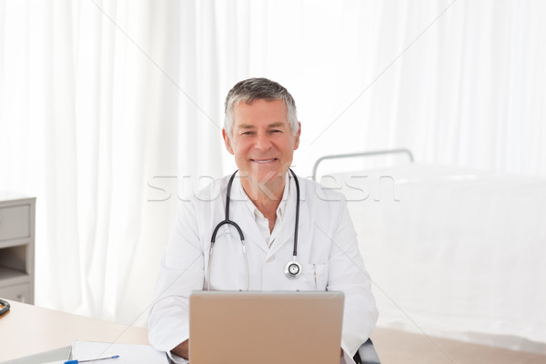 Foto stock: Altos · médico · de · trabajo · portátil · oficina · sonrisa