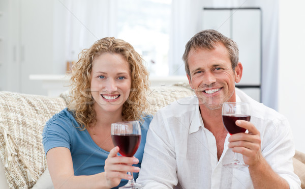 Paar trinken Rotwein Wohnzimmer home Frau Stock foto © wavebreak_media
