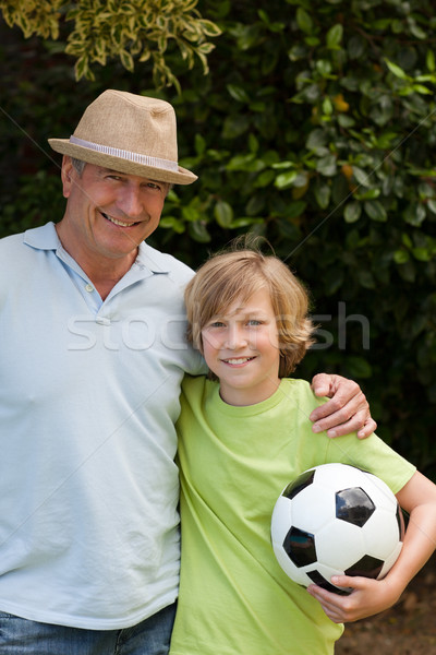 Foto stock: Abuelo · nieto · mirando · cámara · fútbol · feliz
