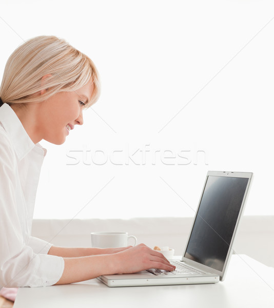 Gyönyörű női reggeli megnyugtató laptop konyha Stock fotó © wavebreak_media