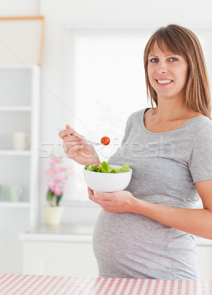 Bájos terhes nő eszik koktélparadicsom áll konyha Stock fotó © wavebreak_media
