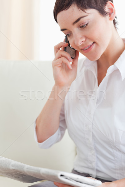 Stok fotoğraf: Güzel · bir · kadın · telefon · gazete · oturma · odası · ev