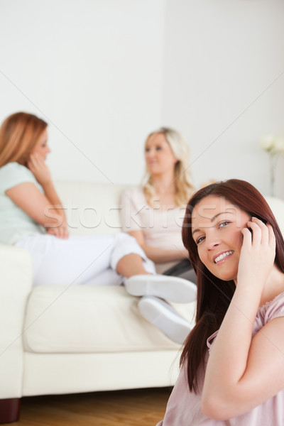 Lächelnd junge Frauen Sofa ein Telefon Stock foto © wavebreak_media