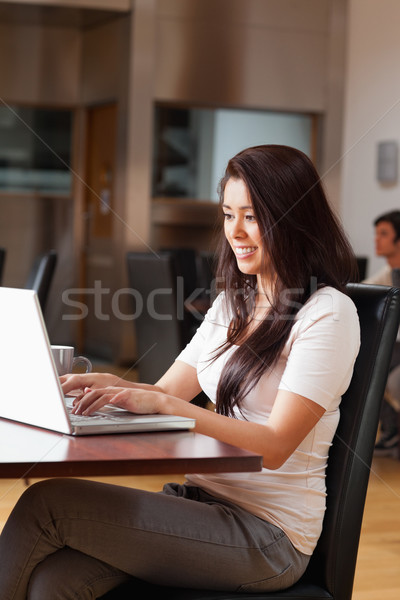 [[stock_photo]]: Portrait · cute · femme · portable · café · affaires