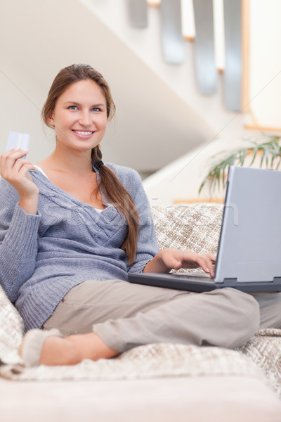 Stockfoto: Portret · gelukkig · vrouw · winkelen · online · woonkamer