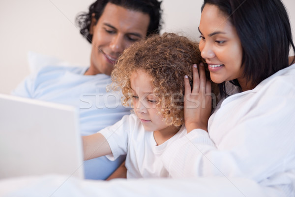 年輕 家庭 坐在 床 筆記本電腦 一起 商業照片 © wavebreak_media