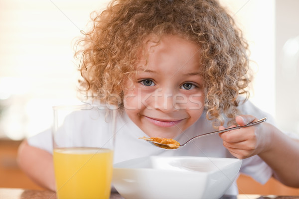 Sonriendo joven desayuno alimentos vidrio naranja Foto stock © wavebreak_media
