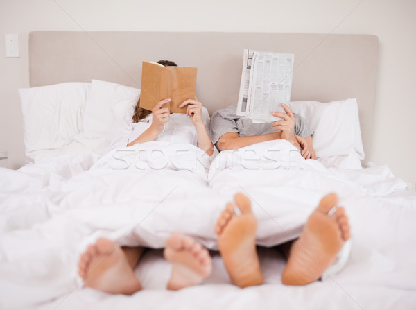 çift okuma yatak odası sevmek gazete Stok fotoğraf © wavebreak_media