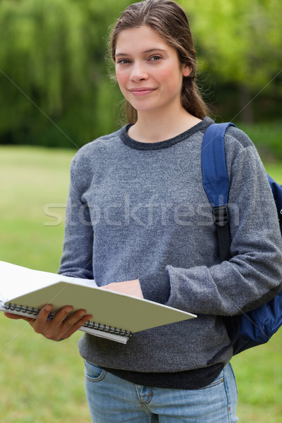 Foto d'archivio: Giovane · ragazza · notebook · zaino · campagna