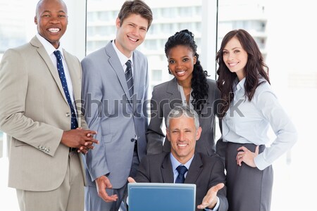 Zdjęcia stock: Dojrzały · kierownik · uśmiechnięty · laptop · zespół · firmy · biuro