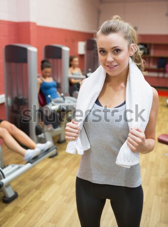 Stock foto: Weiblichen · Ausbilder · Gewichte · Zimmer · Fitnessstudio