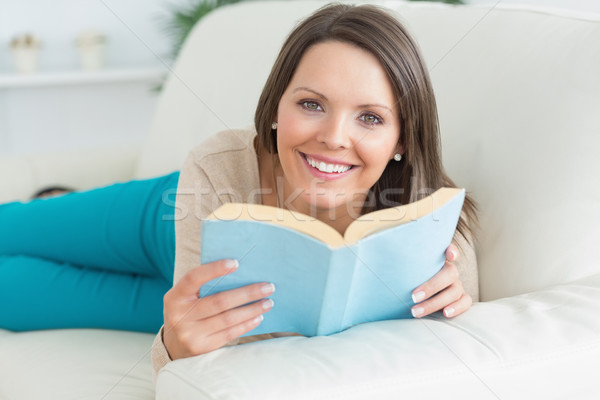 Feliz mulheres leitura livro sofá sala de estar Foto stock © wavebreak_media