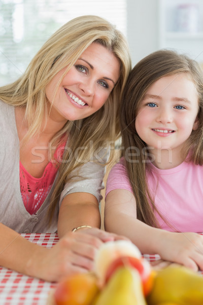 Mutter Kind Sitzung Küchentisch lächelnd Obstschale Stock foto © wavebreak_media