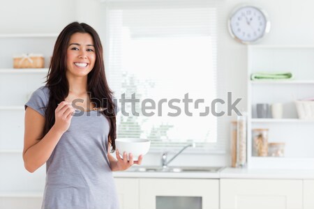 Kobieta filiżankę kawy cyfrowe tabletka portret młoda kobieta Zdjęcia stock © wavebreak_media