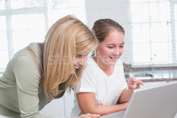 Felice madre figlia utilizzando il computer portatile insieme home Foto d'archivio © wavebreak_media