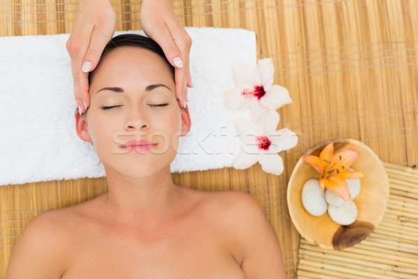 Foto stock: Sorridente · morena · cabeça · massagem