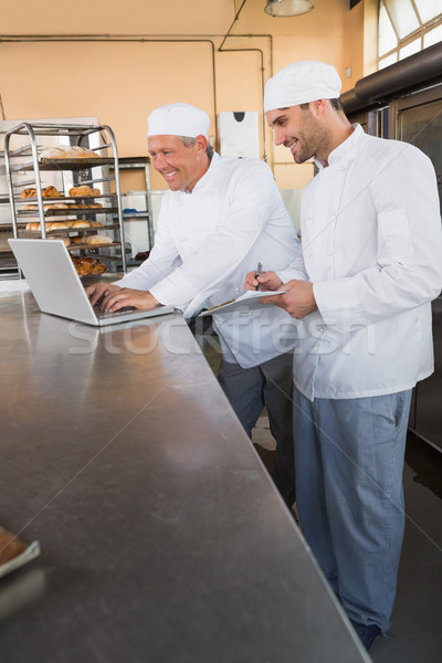 Foto stock: Sonriendo · portátil · cocina · panadería · negocios