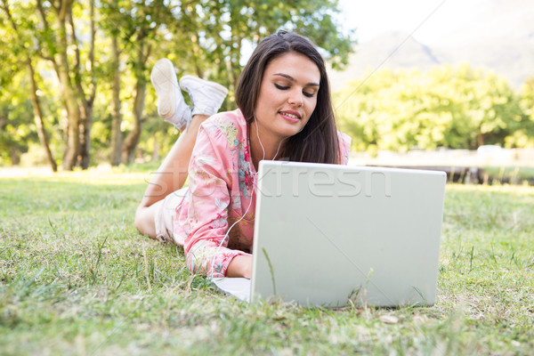 Zdjęcia stock: Kobieta · za · pomocą · laptopa · parku · szczęśliwy · charakter · technologii