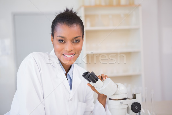 Foto stock: Sorridente · cientista · olhando · câmera · laboratório · médico