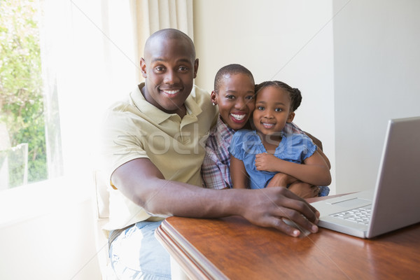 Foto d'archivio: Felice · sorridere · famiglia · utilizzando · il · computer · portatile · home · casa