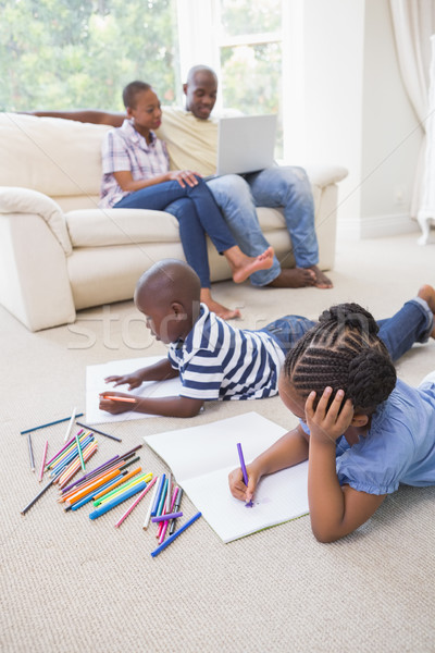 Foto stock: Feliz · irmãos · piso · desenho · sala · de · estar · computador