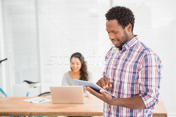 Jungen Geschäftsmann halten Tablet Geschäftsfrau Laptop Stock foto © wavebreak_media